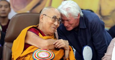Richard Gere kisses the hand of the Dalai Lama