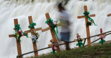 Search for Texas flood victims to resume after pause due to heavy rains