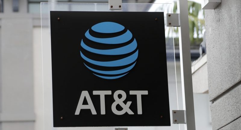 Trump knocks AT&T over conference call glitch