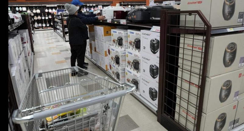 Trump sets 25% tariffs on Japanese, South Korean goods