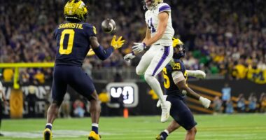 Trump signs order on 'pay-for-play' in college sports