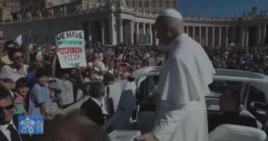 Young Catholics deliver Pope Leo XIV's favorite Chicago pizza to Vatican