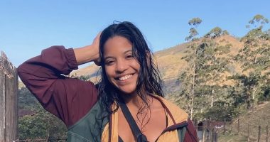 Juliana Marins smiling in front of a hillside.