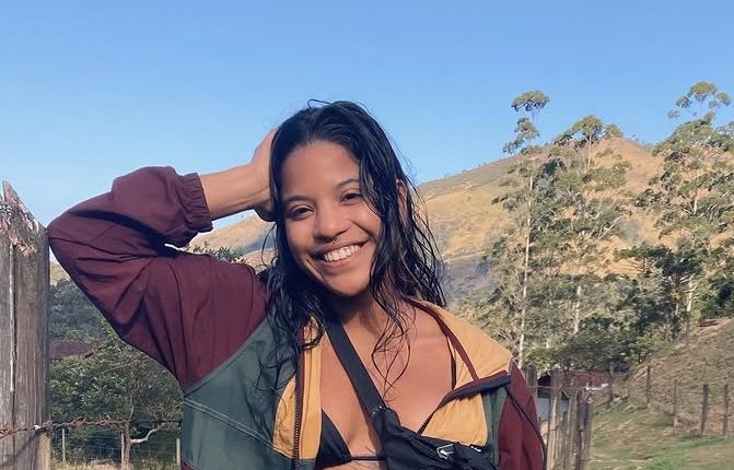 Juliana Marins smiling in front of a hillside.