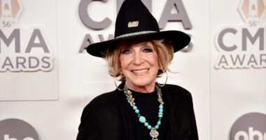Jeannie Seely, soulful country singer behind hits like 'Don't Touch Me,' dies at 85