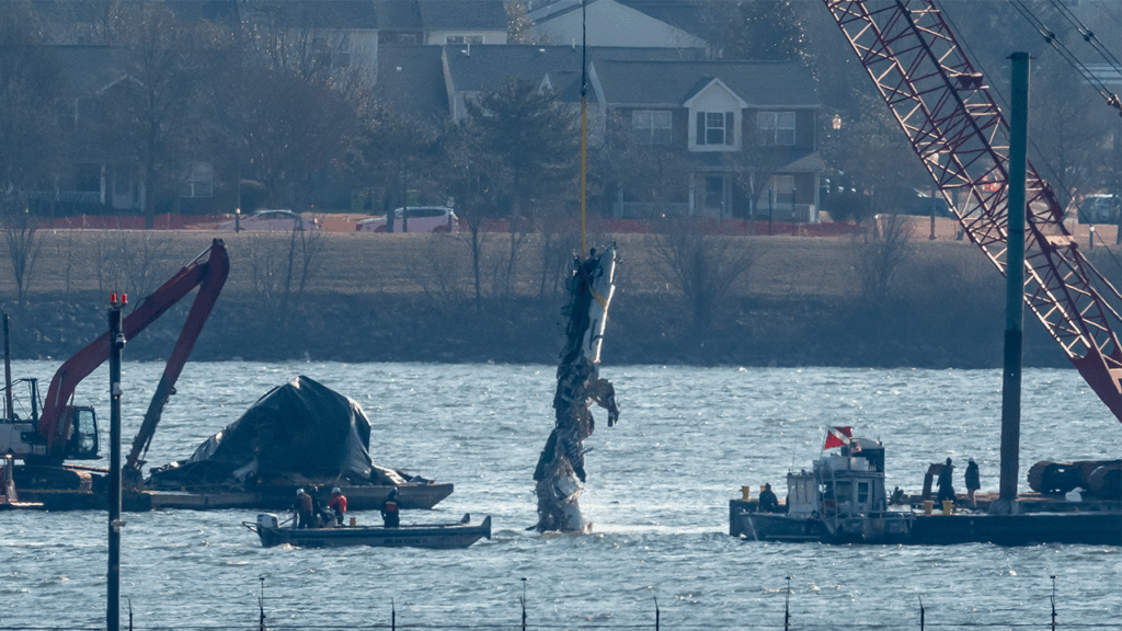 Air traffic controller should have warned plane of Army helicopter's path ahead of fatal DC crash: FAA