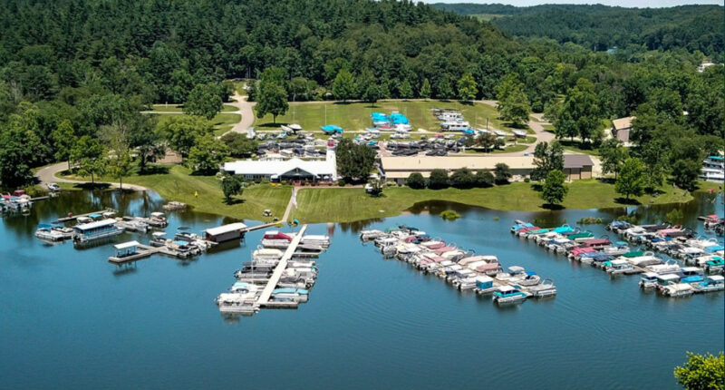 Amish Mom Drives Golf Cart Into Lake With 3 Teen Children; Dad, 4-Year-Old Son Later Found Dead in Water