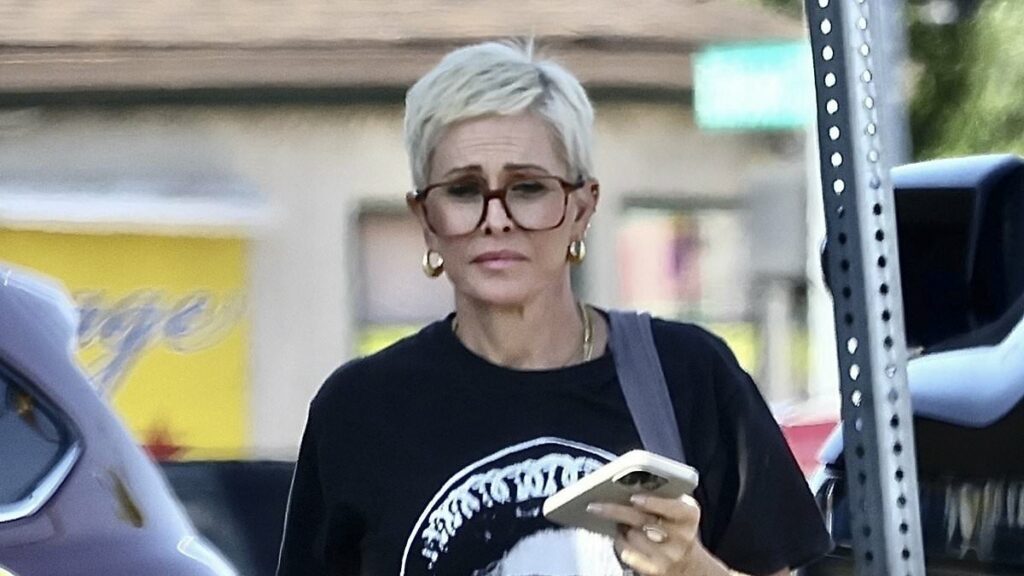 Baywatch star looks frail in post-mastectomy outing amid cancer fight