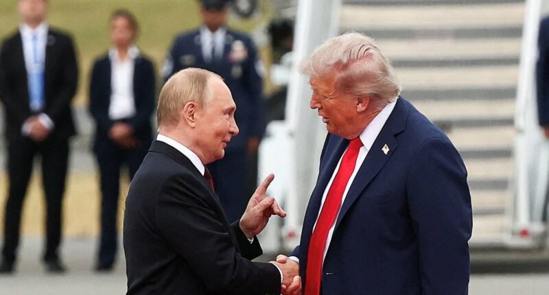 Body language expert breaks down Trump's handshakes with Putin