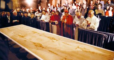 'Divine blood' on Jesus' burial cloth 'proves' Shroud of Turin true