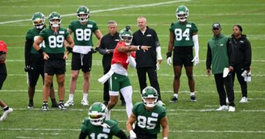 Jets' Justin Fields shows off chemistry with receivers