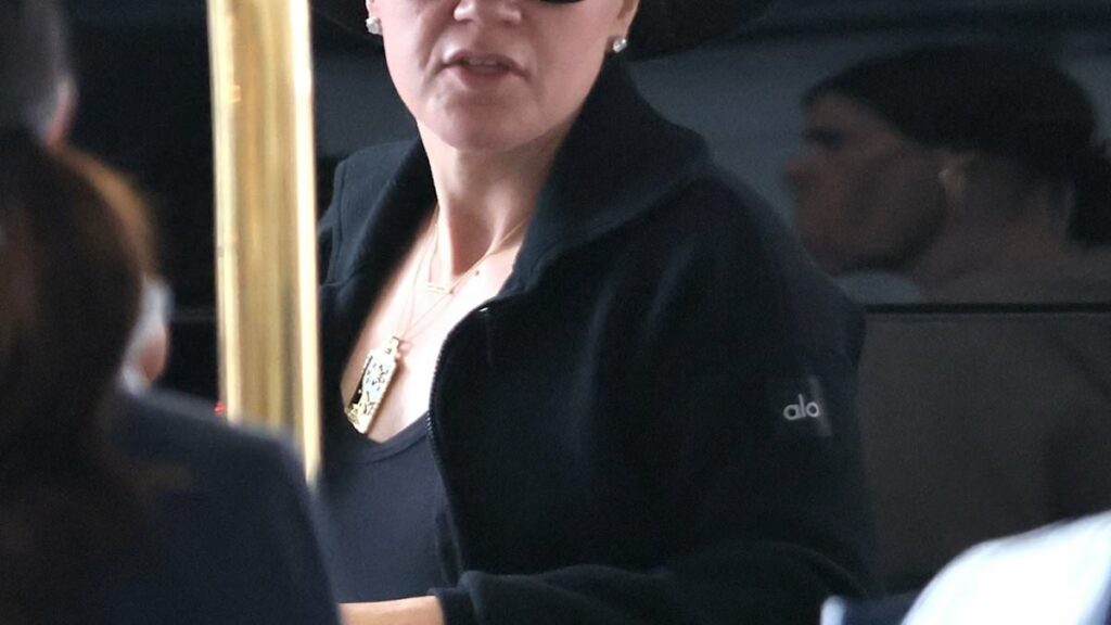 Kelly Clarkson seen for first time after death of Brandon Blackstock