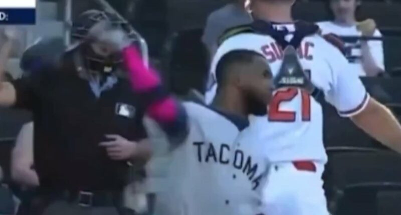 Mariners star Victor Robles launches bat and tries to start a brawl