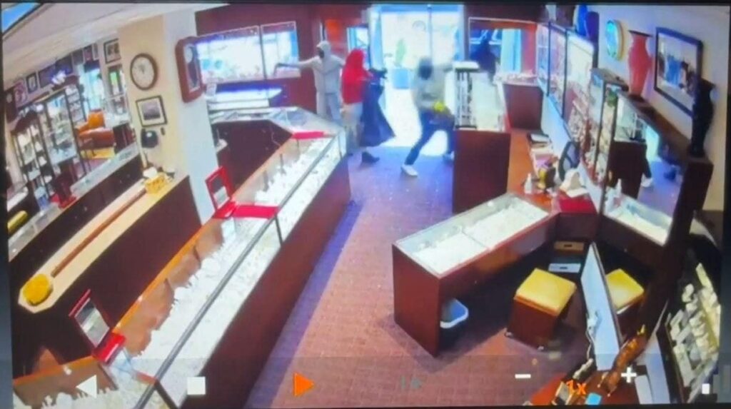 Masked robbers pull off brazen midday heist at Seattle jewelry store in under two minutes