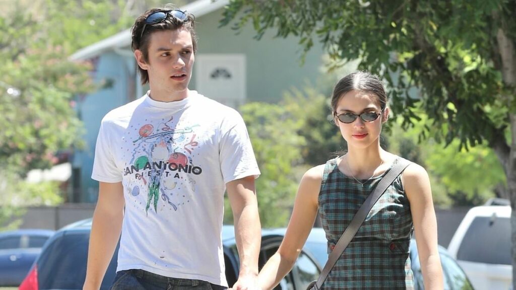 Olivia Rodrigo ENGAGED? Singer flashes huge new diamond ring