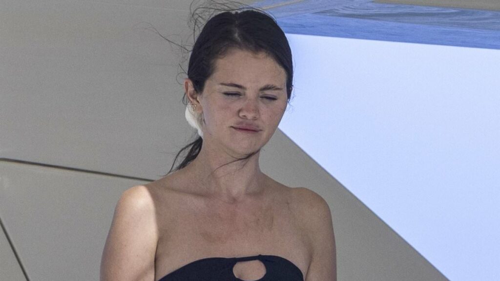 Selena Gomez stuns in swimsuit on yacht for bachelorette party in Cabo