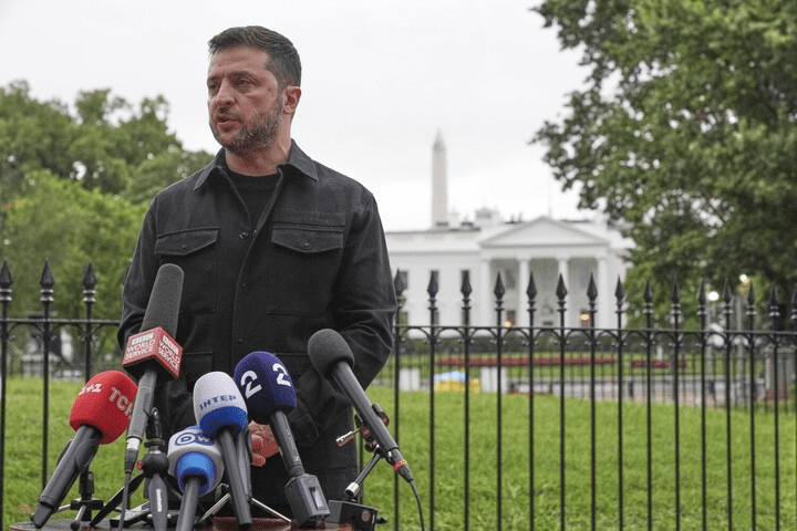 Volodymyr Zelenskyy giving a press conference outside the White House.