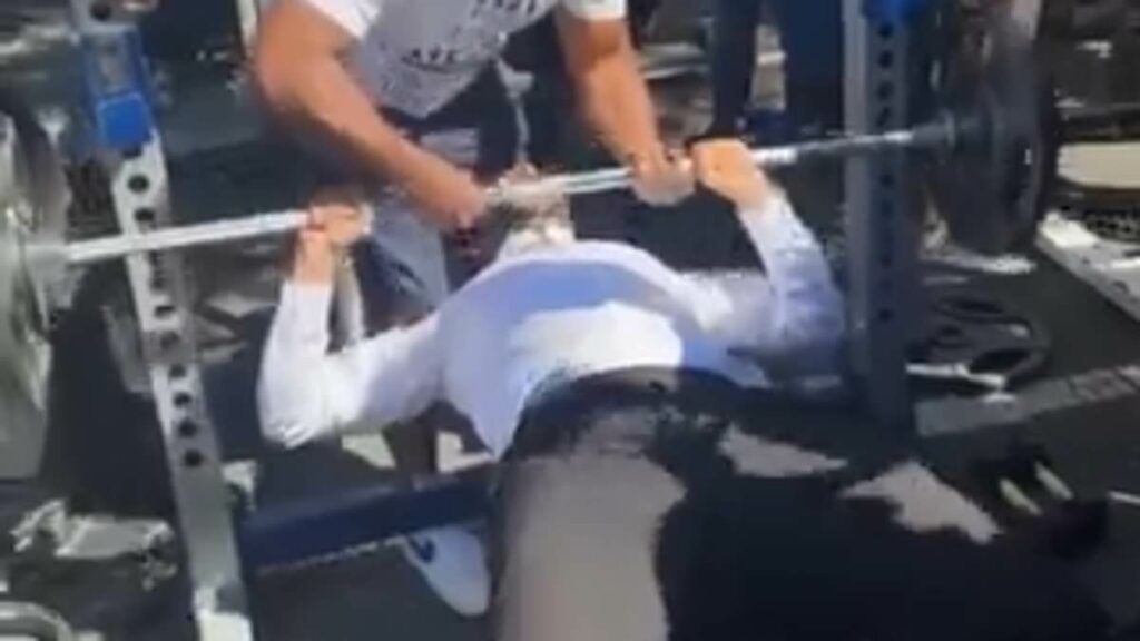 Zohran Mamdani struggles to lift 135-pound barbell
