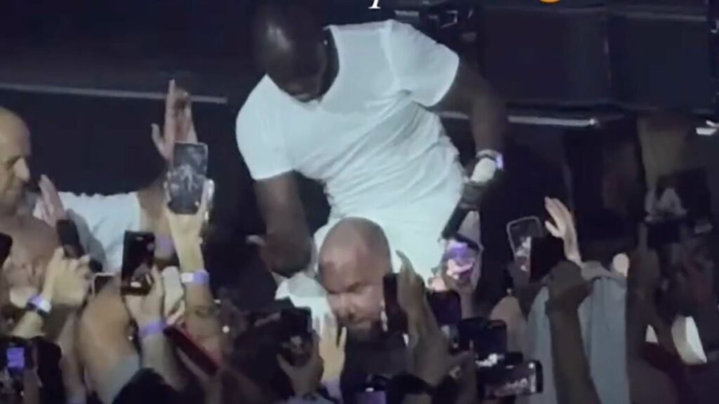 Akon slaps his security guard on the head during a show in Russia