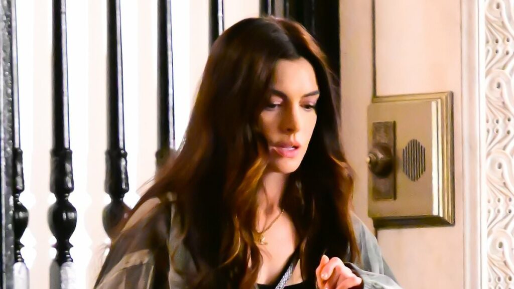 Anne Hathaway films dramatic scenes for the The Devil Wears Prada 2