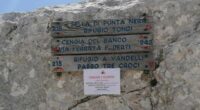 One of the warning signs, showing that the trail was closed when the British hiker passed.
