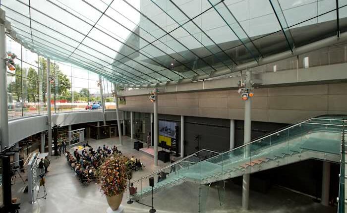 Director warns that the Van Gogh Museum may close if the Dutch government doesn't help fund repairs