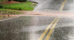 Driving in rainy weather and avoiding flooded roads: Guide