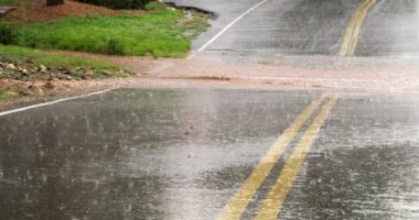 Driving in rainy weather and avoiding flooded roads: Guide