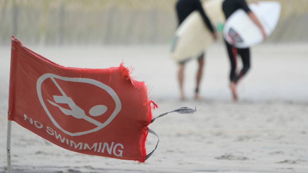 Hurricane Erin weakens to Category 1 as storm moves away from Northeast; coastal threat remains