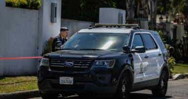 Residents hammer LA mayor over crime in Encino