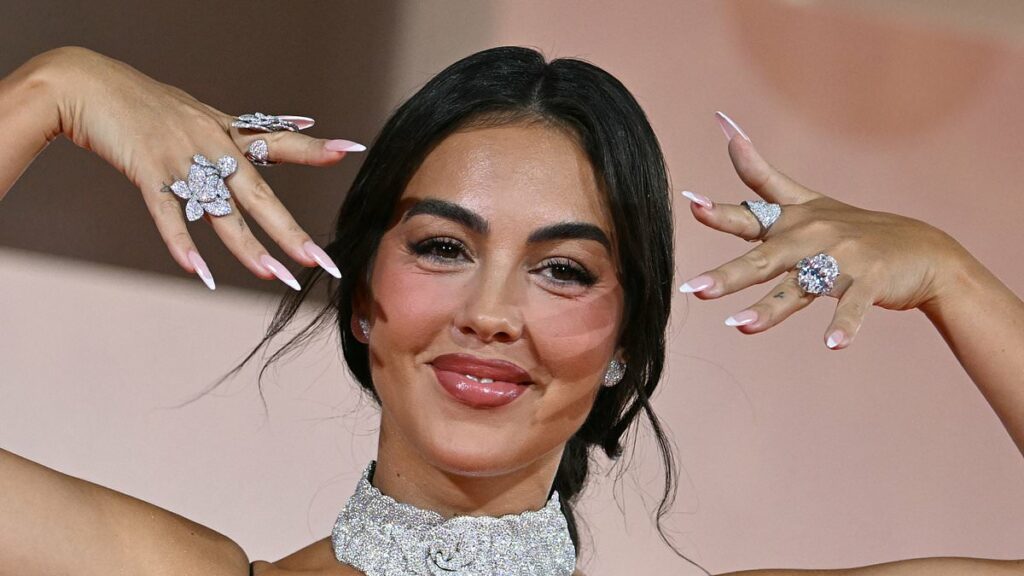 Ronaldo's fiancee Georgina Rodriguez flashes her giant engagement ring