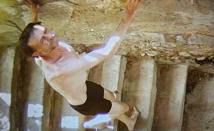 What is known about the search for a former US soldier suspected of killing 4 at a Montana bar