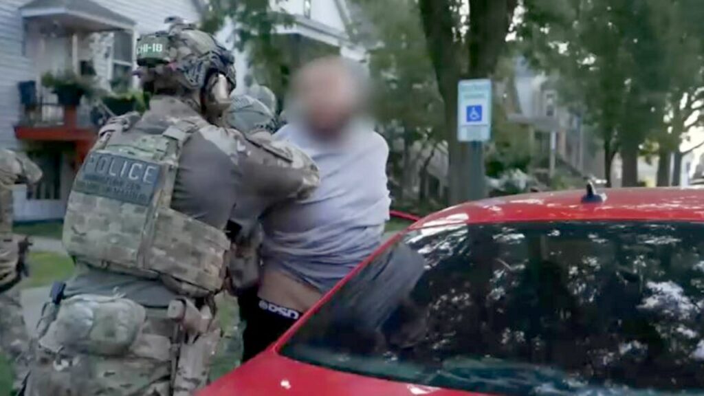 ICE agents break car window to arrest resisting illegal immigrant in exclusive Fox News ride-along