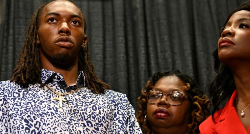 Man punched by Jacksonville police to file lawsuit against officer, city
