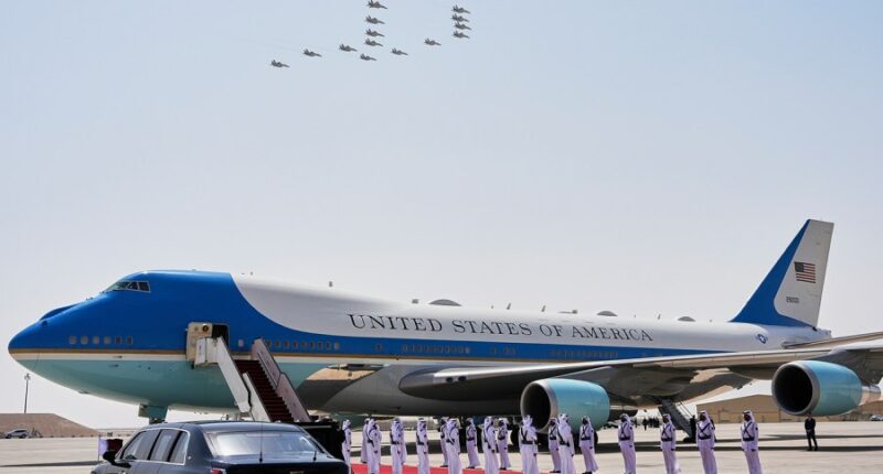 Pilot scolded for getting too close to Air Force One: 'Pay attention'