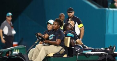 Dolphins' Tyreek Hill Suffers Gruesome Knee Injury on MNF