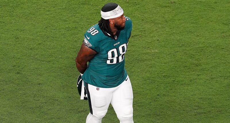 Eagles star Jalen Carter ejected after opening kickoff for spitting on Dak Prescott