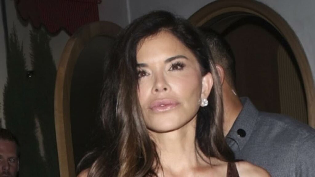 Jeff Bezos and his wife Lauren Sánchez hold hands on romantic dinner