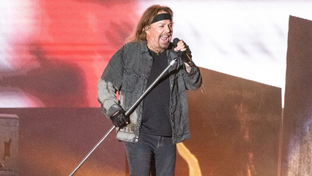 Vince Neil of Mötley Crüe returns to the stage after revealing he had a stroke