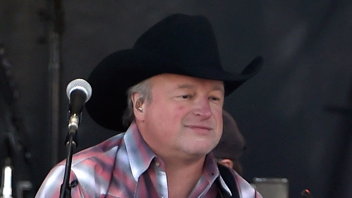 '90s country legend is hospitalized just moments before going on stage
