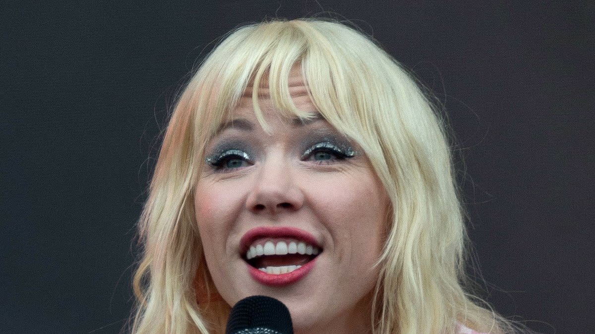 Carly Rae Jepsen marries music producer  at iconic NYC hotel