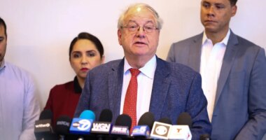 Attorney Kalman Resnick speaks about the detention of Ruben Torres Maldonado during a news conference calling for the release of Ruben Torres Maldonado, Wednesday, Oct. 22, 2025 in Chicago. (Anthony Vazquez /Chicago Sun-Times via AP)