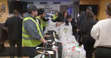 Chicago volunteers collecting food at El Pollo Cris Cris on SW Side for those in need amid high prices, looming SNAP benefits halt