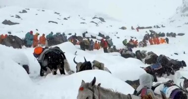 Climber dies near Mount Everest, where hikers begin to evacuate after snowstorm