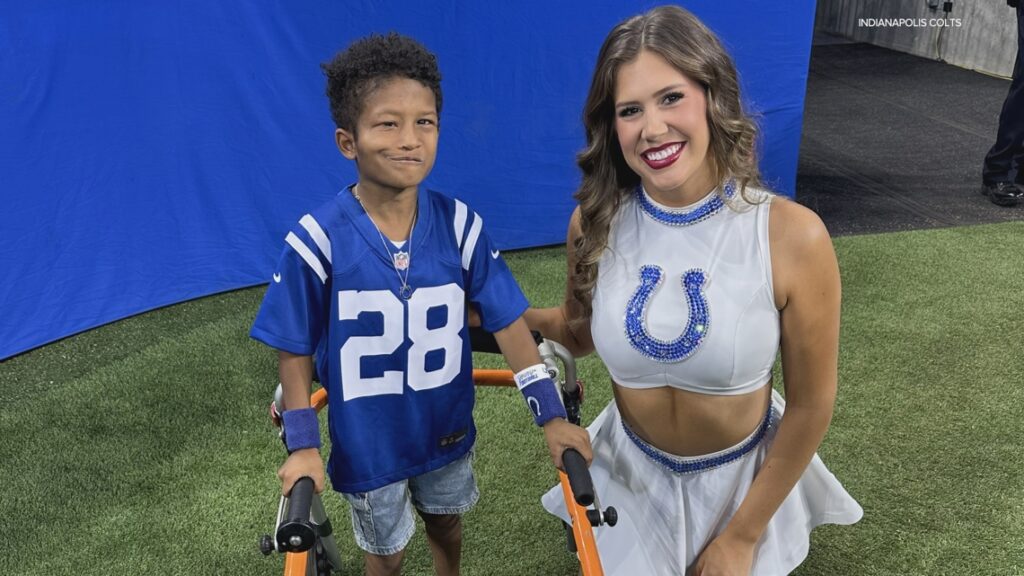 Colts cheerleader uses sign language to converse with deaf fan at his first game
