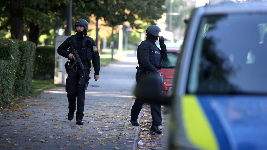 Germany closes Oktoberfest over bomb threat