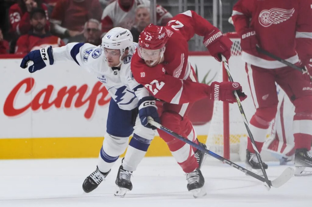 Larkin’s overtime goal lifts Red Wings past Lightning, 2-1