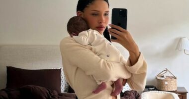 NARA SMITH SHOWS OFF FLAT STOMACH ONE MONTH AFTER GIVING BIRTH TO BABY NO. 4