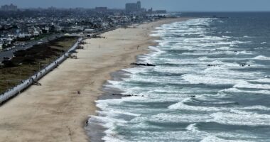Nor'easter threatens East Coast New Jersey declares state of emergency