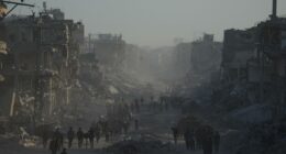 Palestinians return to ruins and US expects hostages freed on Monday as Gaza ceasefire holds